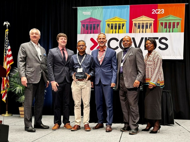 Group of City of VB IT accept award 2