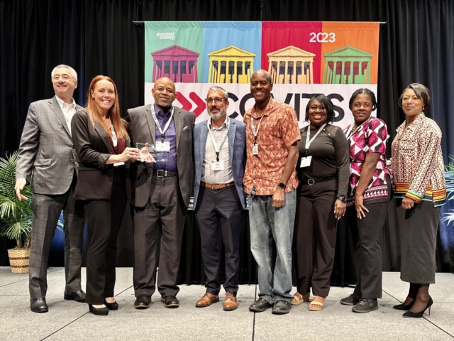 Group of City of VB IT accept award