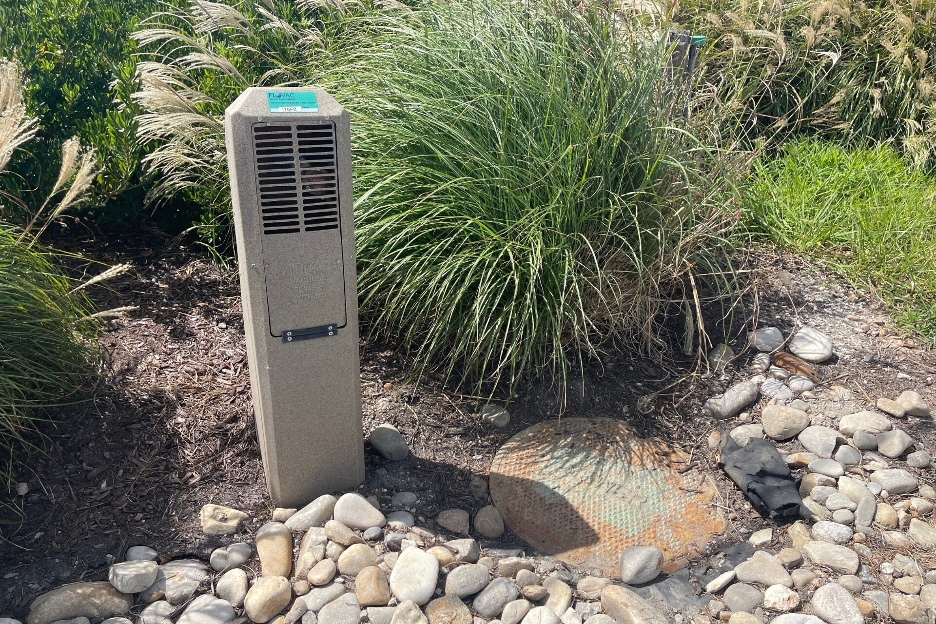 Vacuum pedestal and pit