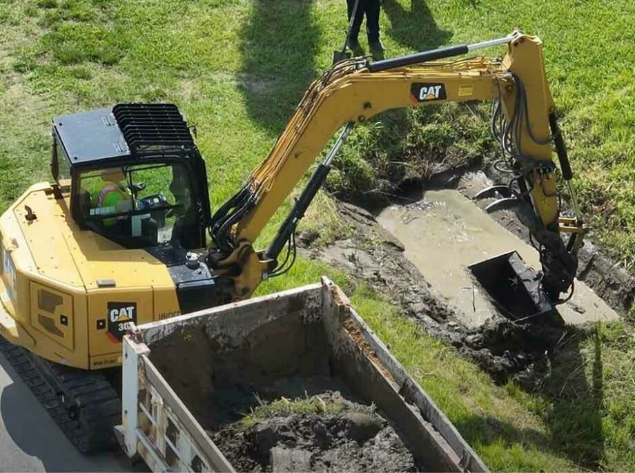 Equipment cleaning ditch carousel